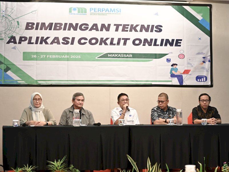 Dirut PDAM Makassar Beni Iskandar saat membuka bimtek aplikasi coklit online, Rabu (26/2/2025). 