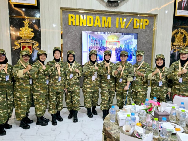Wakil kepala daerah tiba di lokasi retret di Akademi Militer Magelang, temasuk Wakil Wali Kota Makassar,  Aliyah Mustika Ilham, pada Kamis (27/2/2025). @Jejakfakta/Istimewa