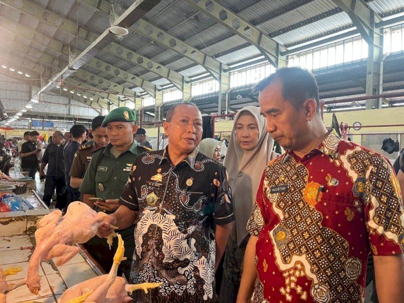 Kepala Bagian Perekonomian dan Sumber Daya Alam Sekretariat Daerah Kabupaten Maros, Muhlisa Fachruddin meninjau ketersediaan bahan pangan di pasar. @Jejakfakta/Istimewa