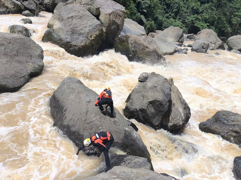 Tim SAR gabungan melakukan pencarian intensif selama dua hari dengan menyisir aliran sungai. @Jejakfakta/dok. Basarnas