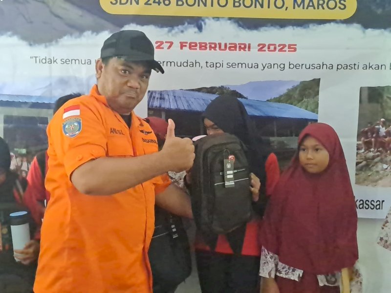 Basarnas Makassar menggelar aksi sosial dengan memberikan bantuan perlengkapan sekolah kepada siswa SD Negeri 246 Bonto Bonto di Dusun Cindakko, Desa Bonto Somba, Kecamatan Tompobulu, Kabupaten Maros, pada Kamis (27/2/2025). @Jejakfakta/Istimewa