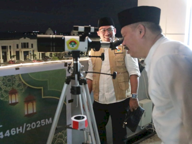 Kegiatan Rukyatul Hilal yang digelar oleh Kanwil Kemenag Sulsel bersama Badan Hisab Rukyat (BHR) Sulsel, di area Parkir Lantai 4 Apartemen Delf Kawasan Centre Point Of Indonesia (CPI) Makassar. @Jejakfakta/Istimewa