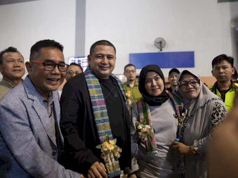 Wali Kota Makassar, Munafri Arifuddin, bersama Wakil Wali Kota Makassar, Aliyah Mustika Ilham, disambut OPD dan masyarakat di Bandara Internasional Sultan Hasanuddin usai mengikuti retret selama delapan hari di Akademi Militer (Akmil) Magelang, Jumat (28/2/2025). @Jejakfakta/Humas Pemkot Makassar