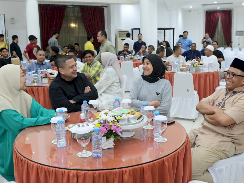 Wali Kota Makassar, Munafri Arifuddin, dan Wakil Wali Kota, Aliyah Mustika Ilham, kembali ke Makassar saat  tiba di Rumah Jabatan (Rujab) Wali Kota, Jl. Penghibur,  Jumat malam (28/2/2025) bertemu dengan jajaran pemerintah kota, tokoh masyarakat, serta para simpatisan yang telah menanti kedatangan mereka.
