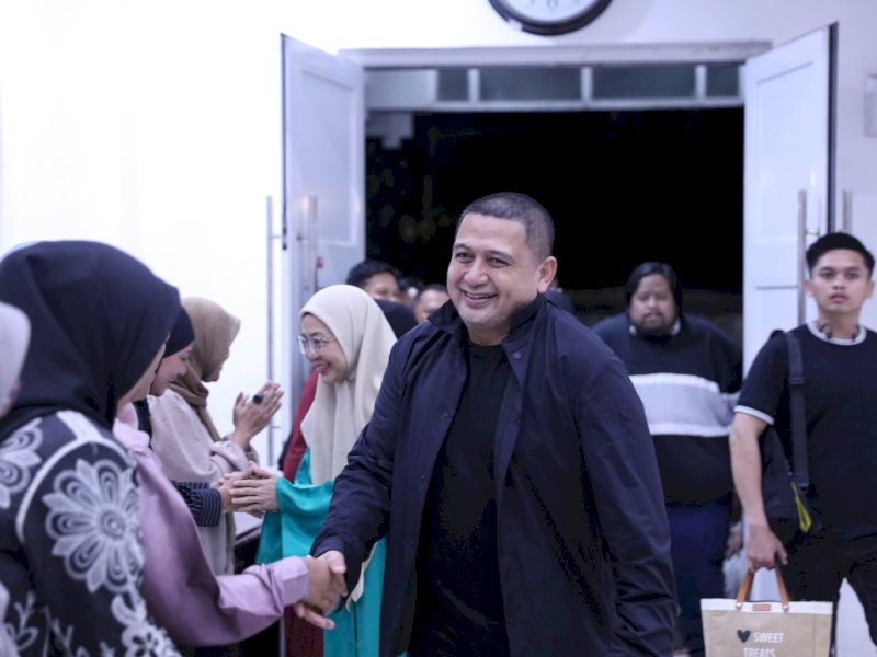 Ketua TP PKK Kota Makassar, Melinda Aksa, menyambut kedatangan Wali Kota Makassar, Munafri Arifuddin,  Jumat malam (28/02/2025). @Jejakfakta/Humas Pemkot Makassar