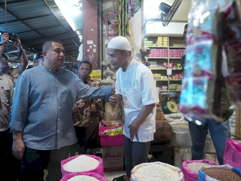 Wali Kota Makassar, Munafri Arifuddin, meninjau dua pasar tradisioal di Kota Makassar, yakni Pasar Terong dan Pasar Pabaeng-baeng, pada Jumat (1/3/2025). @Jejakfakta/Humas Pemkot Makassar