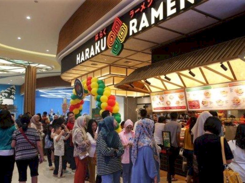 PROMO RAMADAN - Pengunjung sedang mengantre di salah satu tenant kuliner TSM Makassar, Jumat (28/2/2025). Berbagai tenant kuliner TSM Makassar menghadirkan promo Ramadan 2025. @Jejakfakta/TSM Makassar