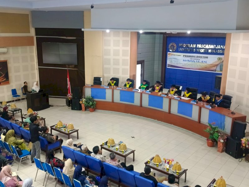 Arie Martuty, S.Si., M.Pd., dosen Universitas Muhammadiyah (Unismuh) Makassar, resmi meraih gelar doktor. Ia sukses mempertahankan disertasinya dalam sidang ujian promosi doktor bidang Ilmu Pendidikan, yang berlangsung di Ruang AD Lantai 5 Program Pascasarjana UNM, Jumat (28/2/2025). @Jejakfakta/Istimewa