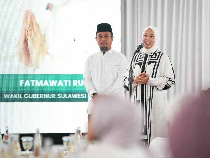 Gubernur Sulsel, Andi Sudirman Sulaiman bersama Wakil Gubernur Sulawesi Selatan, Fatmawati Rusdi, saat silaturahmi yang dihadiri jajaran Forkopimda, akademisi, aktivis, serta perangkat OPD Sulsel di Rumah Jabatan Gubernur, Jalan Jenderal Sudirman, Kota Makassar, Sabtu (1/3/2025). @Jejakfakta/Pemprov Sulsel