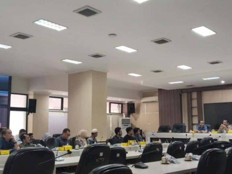Suasana Rapat Dengar Pendapat (RDP) yang digelar Komisi C DPRD Kota Makassar di Ruang Badan Anggaran (Banggar) DPRD Makassar, Jl Andi Pangerang Petta Rani, Makassar, Sulsel, Jumat (28/2/2025). Rapat tersebut membahas soal keberadaan sebuah kafe yang ditolak warga. @Jejakfakta/Humas DPRD Makassar