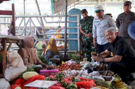 Jaga Stabilitas Harga di Awal Ramadan, Bupati Pinrang Gelar Operasi Pasar