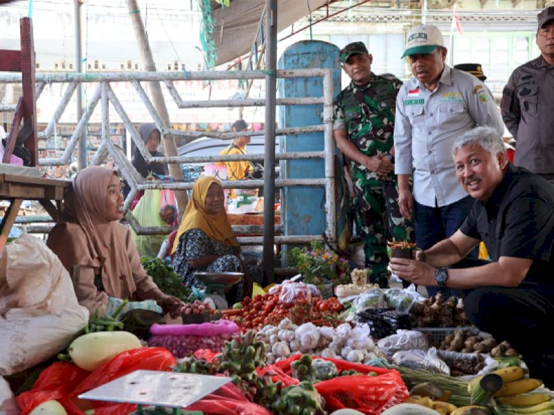 Bupati Pinrang, Andi Irwan Hamid bersama unsur Forkopimda Kabupaten Pinrang melakukan operasi pasar di Pasar Sentral Pinrang pada Ahad (02/03/2024). @Jejakfakta/Foto: Istimewa