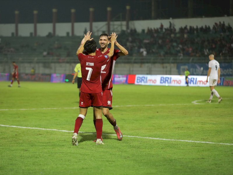 Pemain PSM Makassar Nermin Haljeta dan Victor Dethan merayakan kemenangan. Tuan rumah takluk dengan skor 1-3. @Jejakfakta/dok. Media PSM