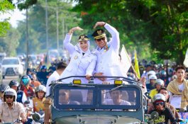 Sambutan Meriah! Ribuan Warga Barru Antusias Sambut Bupati dan Wakil Bupati Baru