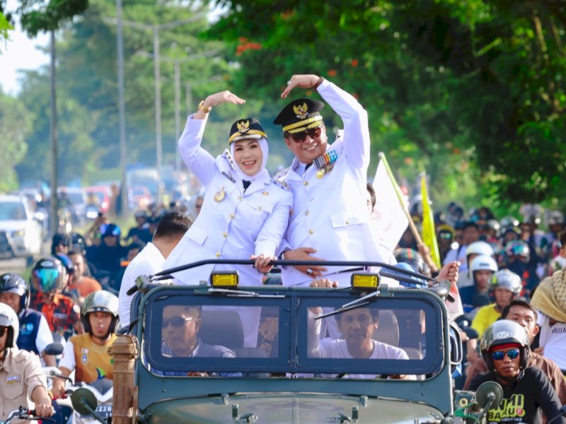 Bupati Barru Andi Ina kartika Sari, dan Wakil Bupati Barru Abustan AB, saat konvoi menuju rumah Jabatan Bupati Barru Minggu, (2/3/25). @Jejakfakta/Dok. Istimewa