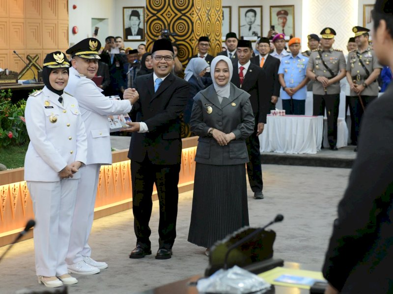 Momen serah terima jabatan dari mantan Wali Kota Makassar Danny Pomanto didampingi mantan Wakil Wali Kota Makassar Fatmawati Rusdi kepada Wali Kota Makassar Munafri Arifuddin dan Wakil Wali Kota Makassar Aliyah Mustika Ilham di kantor DPRD Makassar, Jl AP Pettarani, Makassar, Senin (3/3/2025) . Sertijab ini dirangkaikan pembacaan visi dan misi. @Jejakfakta/Reza Arifuddin