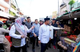 Gubernur dan Wagub Sulsel Pantau Harga Sembako di Pasar Terong, Pastikan Stok Aman