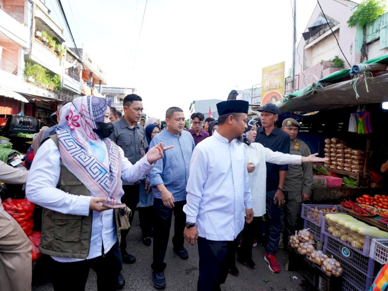 Gubernur Sulawesi Selatan, Andi Sudirman Sulaiman, bersama Wakil Gubernur Sulsel, Fatmawati Rusdi, turun langsung ke Pasar Terong, Makassar, Sabtu (1/3/2025). @Jejakfakta/Istimewa