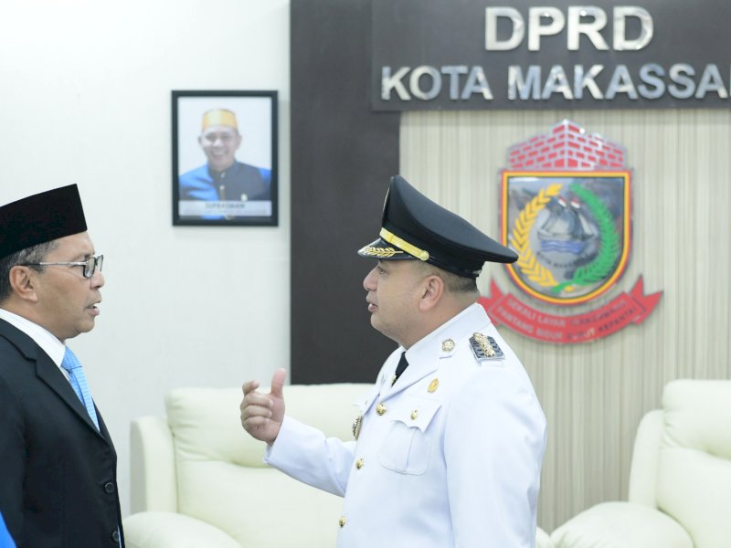Moh Ramdhan Pomanto
bersama Munafri Arifuddin sebelum serah terima jabatan (Sertijab) Wali Kota Makassar periode 2025-2030 di Ruang Rapat Paripurna DPRD Kota Makassar, Senin (3/3/2025). @Jejakfakta/Reza Arifuddin