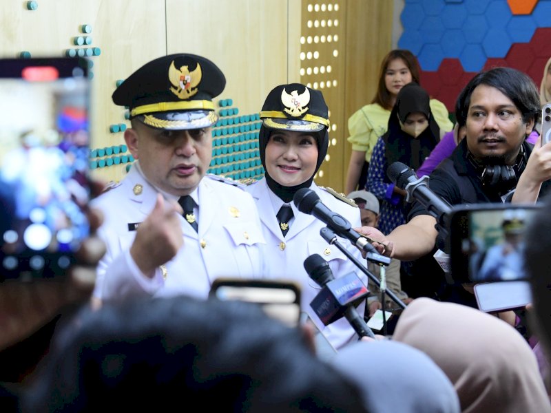 Wali Kota Makassar dan Wakil Wali Kota Makassar, Munafri Arifuddin-Aliyah Mustika Ilham memberikan keterangan pers usai serah terima Jabatan di Kantor DPRD Makassar Jl AP Pettarani, Senin (3/3/2025). Appi tetap memprioritaskan pembangunan stadion di Makassar. @Jejakfakta/Reza Arifuddin