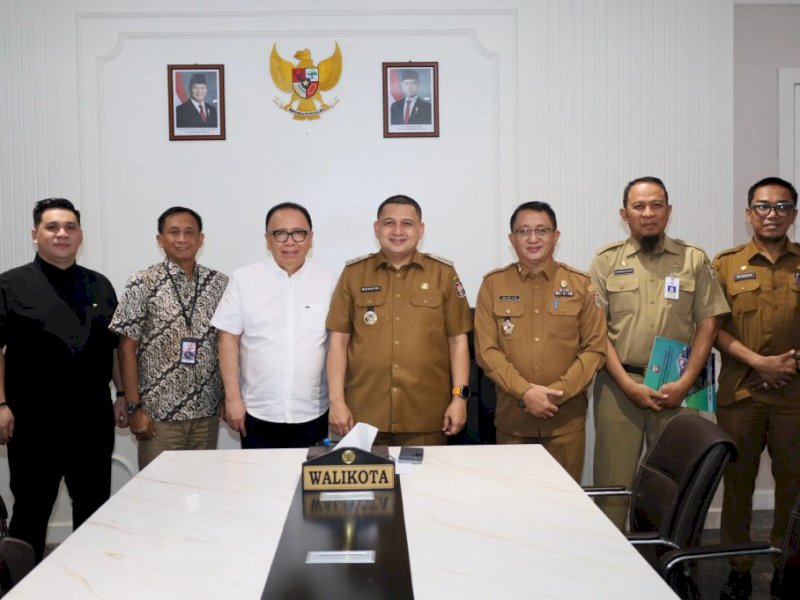 Wali Kota Makassar, Munafri Arifuddin, menerima audiensi tim Chairul Tanjung di ruang kerjanya di Balai Kota Makassar, Senin (3/03/2025). @Jejakfakta/dok. Humas Pemkot Makassar