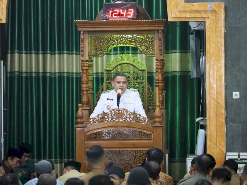 Wali Kota Makassar, Munafri Arifuddin, memberikan arahan kepada pegawai usai melaksanakan salat Zuhur berjemaah perdana di Masjid Rahmatul Ilham, kompleks Balai Kota Makassar, Senin (3/03/2025). @Jejakfakta/dok. Pemkot Makassar