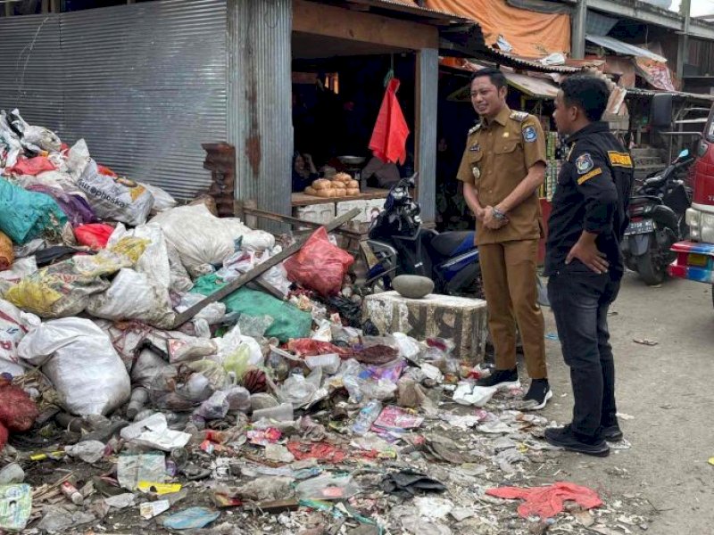 Bupati Enrekang, Muh Yusuf Ritangnga, hari pertama bekerja langsung meninjau penumpukan sampah di Baraka yang sempat viral di media sosial, Senin (3/3/2025). Haji Ucu minta OPD tangani masalah sampah lebih serius. @Jejakfakta/dok. medianasionalpotret.com.