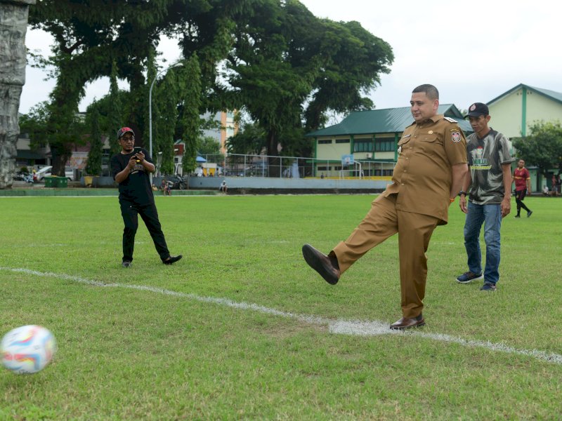 Kompetisi Liga MULIA Ramadan 2025 dibuka dengan tendangan kick off oleh Wali Kota Makassar Munafri Arifuddin di Lapangan Gelora Sultan Hasanuddin Makassar, Senin (3/03/2025).&nbsp;@Jejakfakta/dok. Pemkot Makassar


