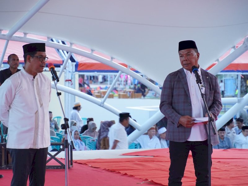 Bupati Andi Utta dan Wakil Bupati Edy Manaf saat menggelar buka puasa bersama di Pantai Merpati, Bulukumba, Senin (3/3/2025). @Jejakfakta/dok. Humas Pemkab Bulukumba 