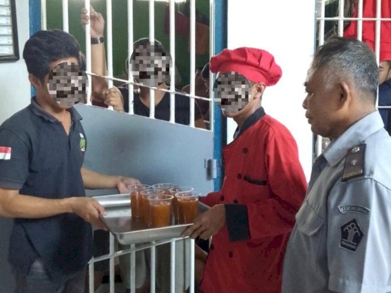 Warga binaan Rutan Kelas I Makassar menikmati manisnya kolak sebagai menu berbuka puasa. @Jejakfakta/Istimewa