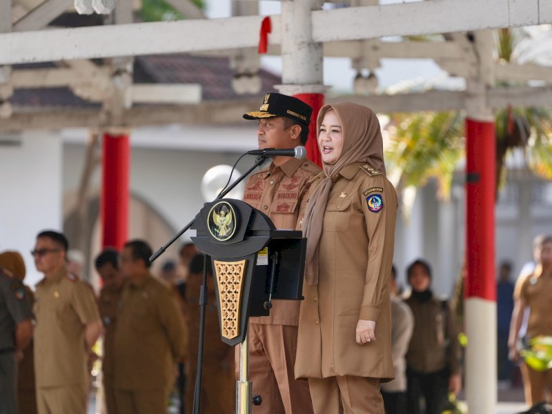 Gubernur Sulawesi Selatan, Andi Sudirman Sulaiman, didampingi Wakil Gubernur Fatmawati Rusdi, saat menyampaikan   arahan strategis kepada para pejabat eselon, pejabat fungsional, serta ASN dan Non-ASN lingkup Pemprov Sulsel, Senin (3/3/2025). @Jejakfakta/dok. Pemprov Sulsel