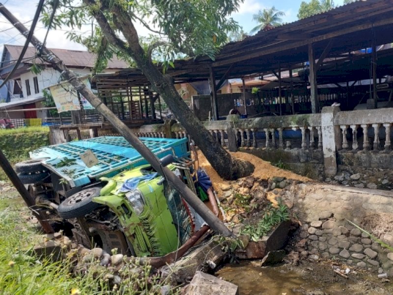 Kecelakaan lalu lintas truk pengangkut jagung pakan ayam terguling di saluran air di jalan Poros Maros-Bone, Kecamatan Bantimurung, Selasa pagi (4/2/2025). @Jejakfakta/Istimewa