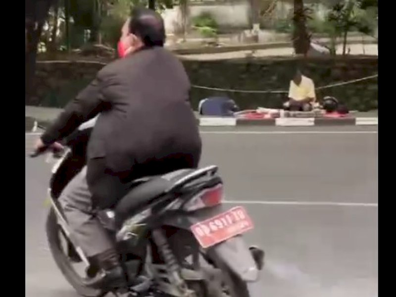 Aksi nekat seorang pengendara motor berplat merah yang melawan arus lalu lintas di Jalan Perintis Kemerdekaan, Kota Makassar, Sulawesi Selatan, pada Senin (3/3/2025). @Jejakfakta/Tangkapan Layar
