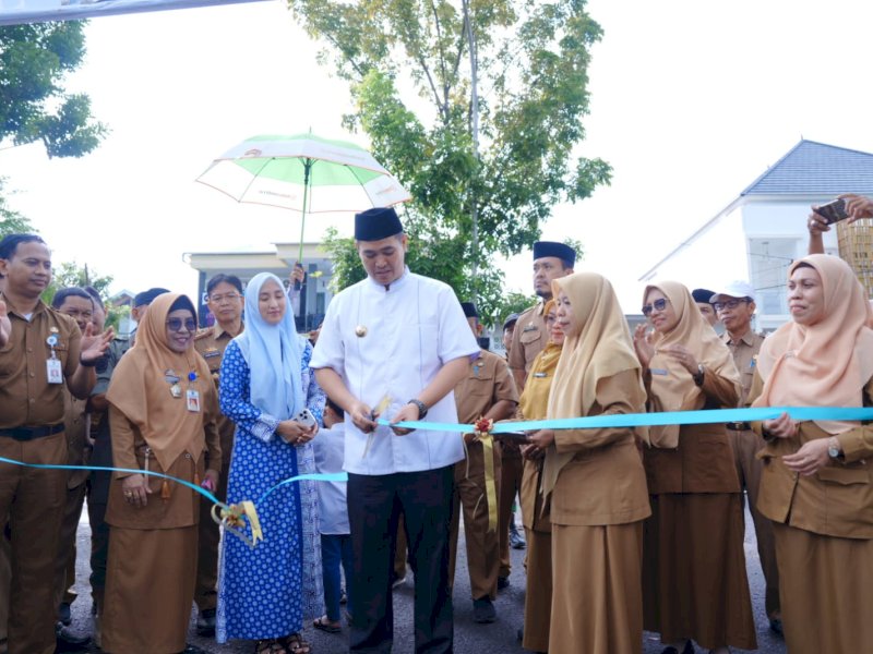 Bupati Pangkep, MYL, melakukan pengguntingan pita pembukaan pusat Pasar Kuliner Ramadan di pelataran Stadion Andi Mappe, Pangkep, Selasa (4/3/2025). @jejakfaktacom / Humas Pangkep