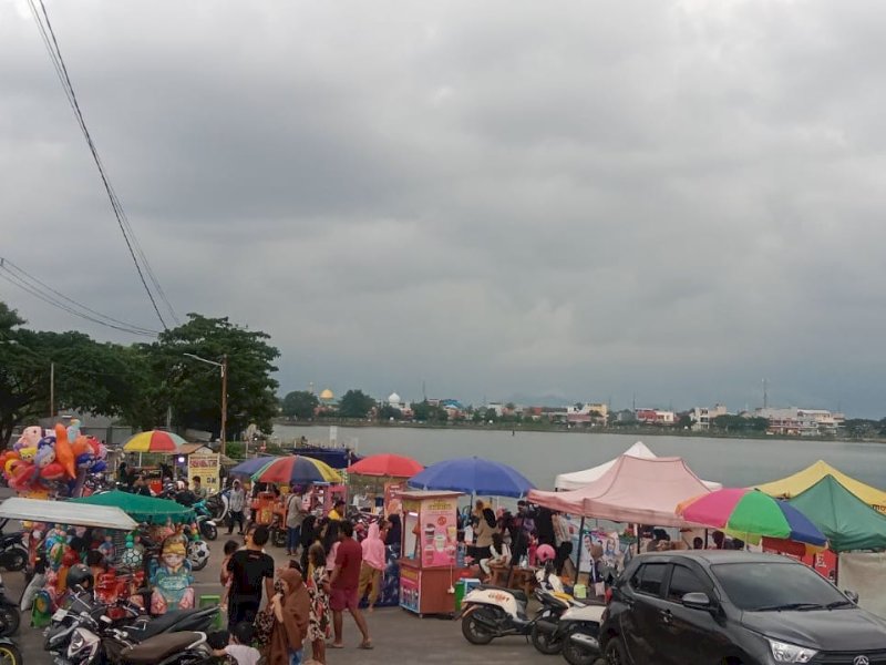 Waduk Tunggu Pampang, Manggala, Kota Makassar berubah menjadi pusat perburuan takjil yang ramai dikunjungi warga. @Jejakfakta/Samsir