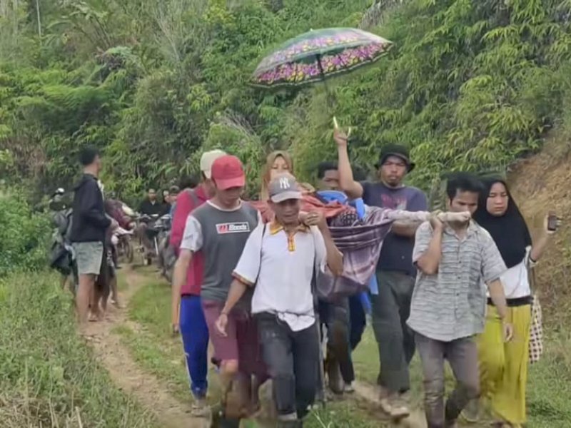 Seorang ibu hamil, Kurniati (21), di Desa Ratte, Kabupaten Polewali Mandar (Polman), Sulawesi Barat terpaksa ditandu sejauh 20 kilometer untuk mendapatkan perawatan medis. @Jejakfakta/Tangkapan Layar