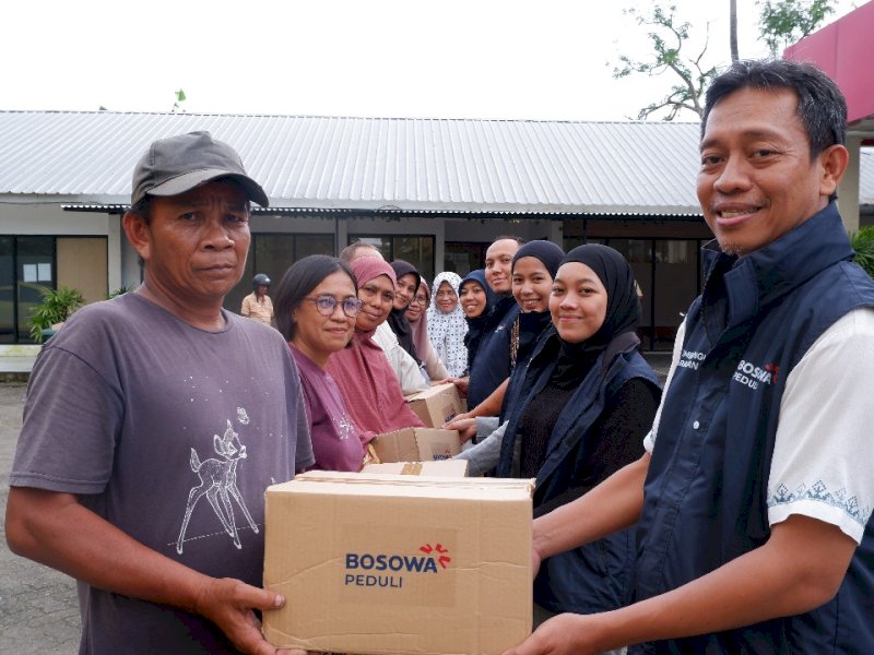 Bosowa Peduli kembali menunjukkan kepeduliannya di bulan suci Ramadhan dengan membagikan paket bantuan pangan sebanyak 116 ton. @Jejakfakta/Istimewa