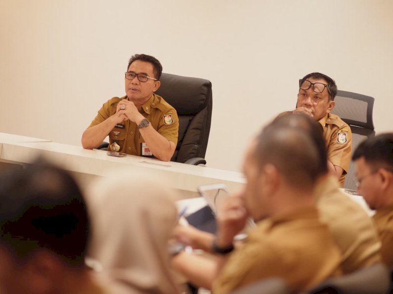 Pj Sekretaris Daerah (Sekda) Kota Makassar, Irwan Adnan, memimpin Rapat Tim Anggaran Pemerintah Daerah (TAPD) untuk membahas efisiensi belanja daerah sebagai tindak lanjut Instruksi Presiden (Inpres) No. 1 Tahun 2025. @Jejakfakta/Istimewa