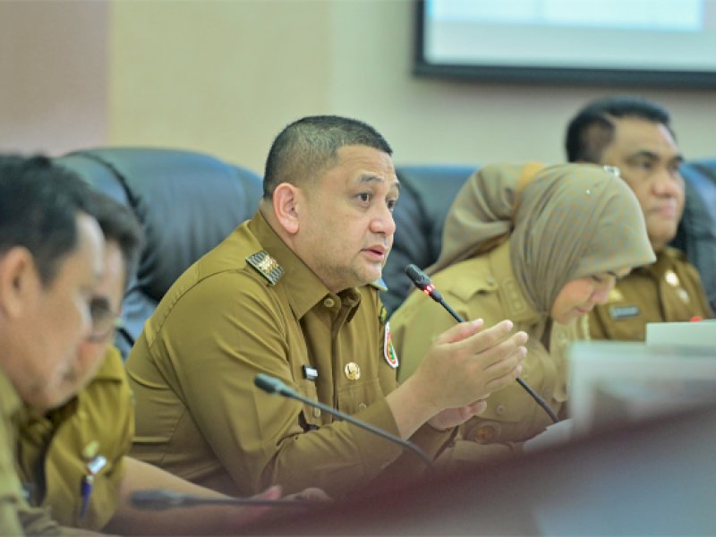 Wali Kota Makassar, Munafri Arifuddin saat memimpin rapat di di Balai Kota Makassar pada Selasa (04/03/2025). @Jejakfakta/Istimewa