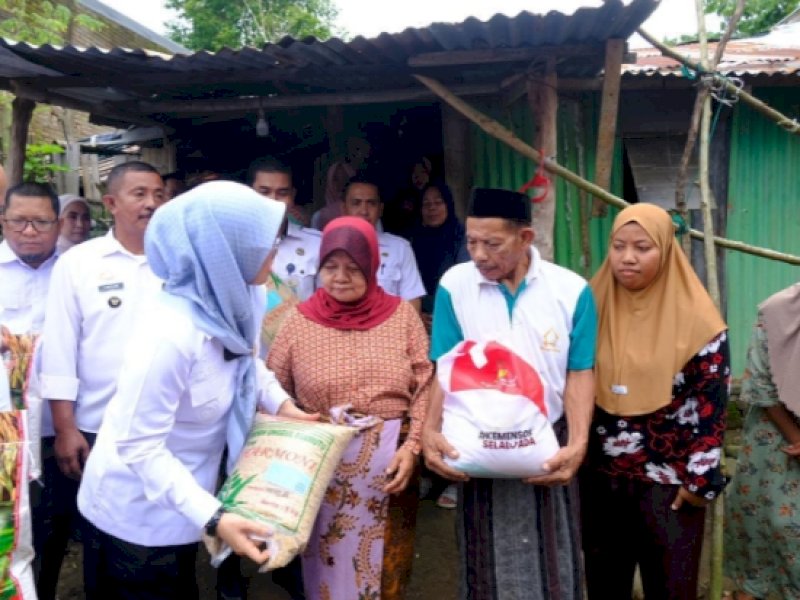  Bupati Gowa Sitti Husniah Talenrang menyerahkan bantuan kepada warga yang tergolong kemiskinan ekstrem. @Jejakfakta/Istimewa
