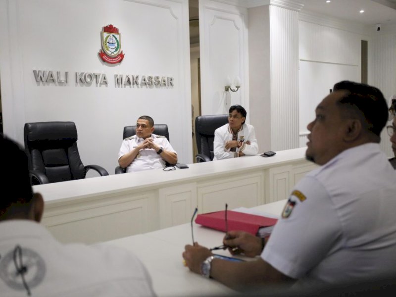 Wali Kota Makassar Munafri Arifuddin mendengarkan pemaparan materi Peraturan Daerah (Perda) No. 7 Tahun 2024 tentang Rencana Tata Ruang Wilayah (RTRW) Kota Makassar dari Dinas Penataan Ruang (Distaru), di Balai Kota Makassar, Rabu (5/3/2025). @Jejakfakta/dok. Humas Pemkot Makassar