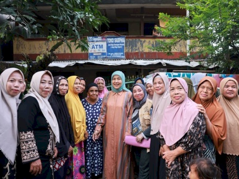 Wakil Wali Kota, Aliyah Mustika Ilham, disambut hangat warga di Masjid Jabal Nur Bontoa, Kelurahan Parangloe, saat menghadiri acara buka puasa bersama, Rabu (05/03/2025). @Jejakfakta/Istimewa