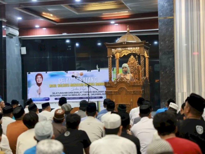 Wakil Wali Kota Makassar, Aliyah Mustika Ilham, memberikan sambutan sebelum melaksanakan salat Tarawih bersama jamaah Jami Al Muamalah di Masjid Besar Al-Muamalah, BTP Blok L, Rabu (5/3/2025). @Jejakfakta/Humas Pemkot Makassar