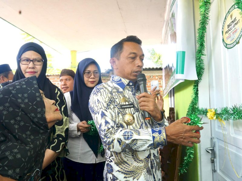 Penyerahan bantuan ditandai dengan pengguntingan pita dan penyerahan kunci Rumah Tinggal Layak Huni (RTLH) oleh Bupati Sidrap, Syaharuddin Alrif,  kepada Nurdia, warga Kelurahan Lakessi, Kecamatan Maritengngae, Kamis (6/3/2025). @Jejakfakta/dok. Humas Pemkab Sidrap