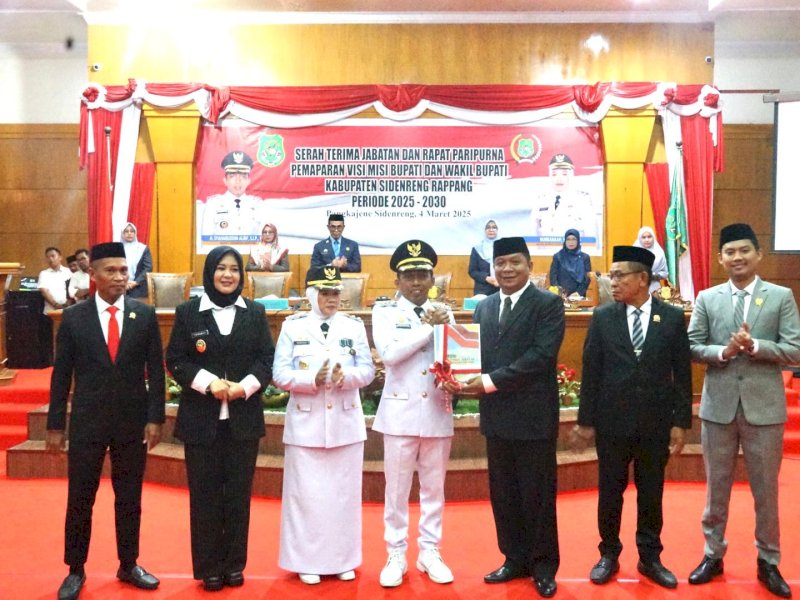 Serah terima jabatan diserahkan mantan Penjabat Bupati, Idham Kadir Dalle kepada Bupati Syaharuddin Alrif dan Wakil Bupati Nurkanaah, Selasa (4/3/2025). @jejakfakta/dok. Pemkab Sidrap