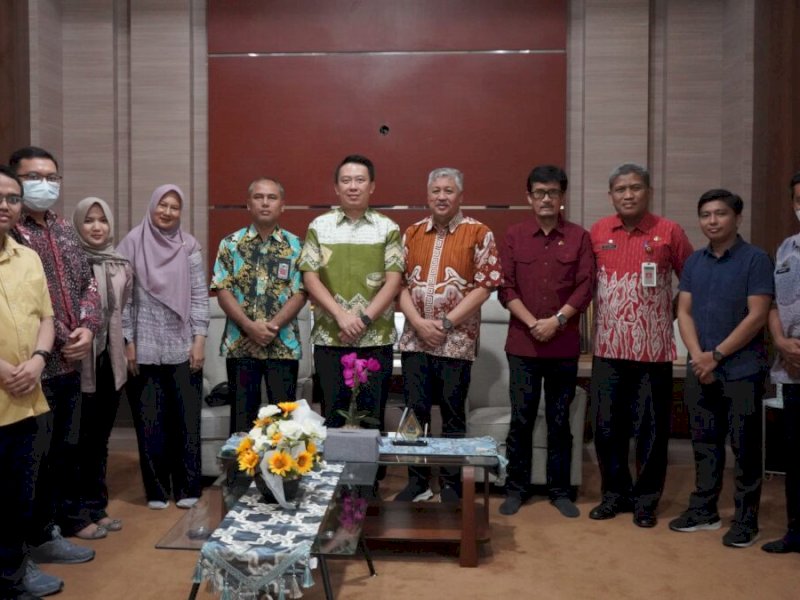 Bupati Pinrang H. A. Irwan Hamid, menerima secara langsung kunjungan Kepala Perwakilan Badan Pemeriksa Keuangan (BPK) Republik Indonesia Perwakilan Provinsi Sulawesi Selatan, Winner Franky Halomoan Manalu, di ruang kerja Bupati Pinrang, Kamis (6/3/2025). @Jejakfakta/dok. Humas Pemkab Pinrang
