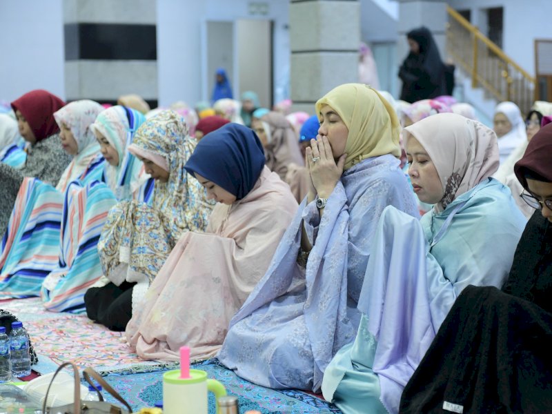 Wakil Wali Kota Makassar, Aliyah Mustika Ilham, sholat magrib berjamaah usai buka puasa bersama di Masjid Taqwa, Kecamatan Wajo, pada Kamis (6/3/2025). @Jejakfakta/Istimewa