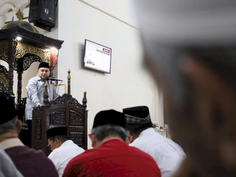 Wali Kota Makassar Munafri Arifuddin memberikan sambutan saat safari ramadan di Masjid Jami Nurul Iman, Perumahan Telkomas Makassar, Kecamatan Biringkanaya, Rabu (5/3/2025). @Jejakfakta/Humas Pemkot Makassar