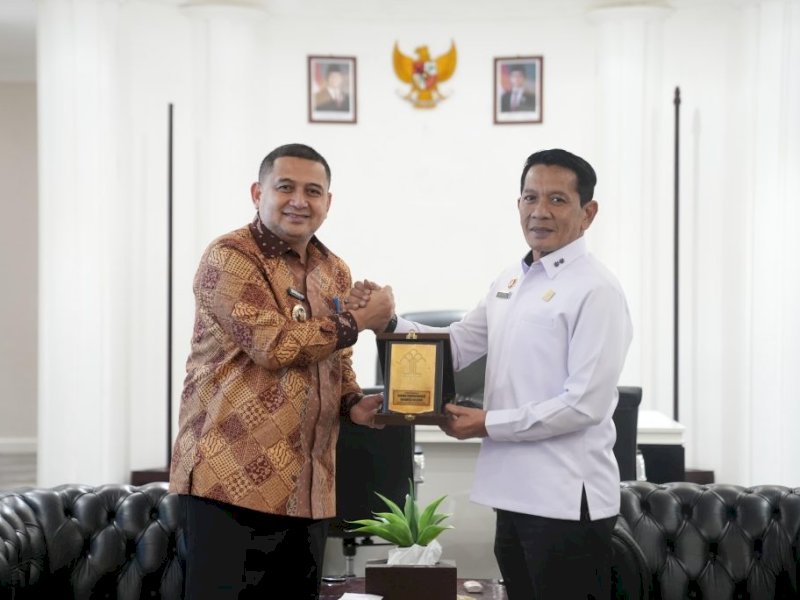 Wali Kota Makassar Munafri Arifuddin menerima kunjungan Kepala Kantor Wilayah Kementerian Hukum Sulawesi Selatan Andi Basmal, di ruang kerjanya di Balai Kota Makassar, Kamis (6/3/2015). @Jejakfakta/dok. Humas Pemkot Makassar