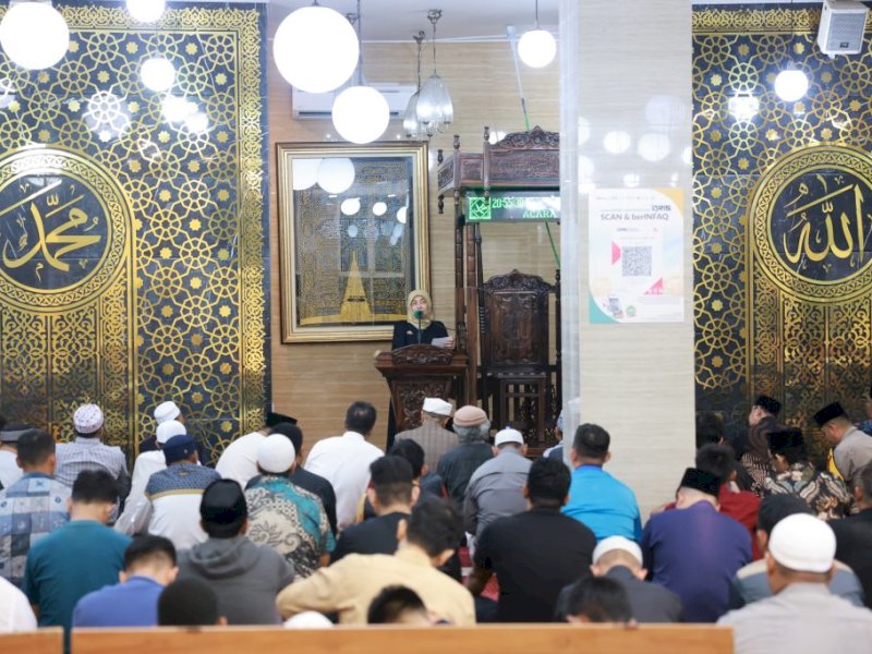 Wakil Wali Kota Makassar, Aliyah Mustika Ilham, memberikan sambutan di Masjid Amirul Mu&rsquo;minin dalam rangka Safari Ramadan, Kamis (6/3/2025). @Jejakfakta.com/Humas Pemkot Makassar 